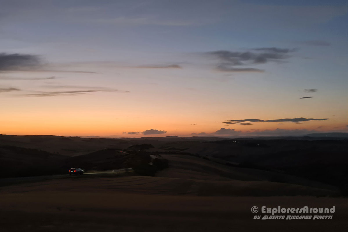 tramonto sulle Crete Senesi in Toscana Italia Explorers Around