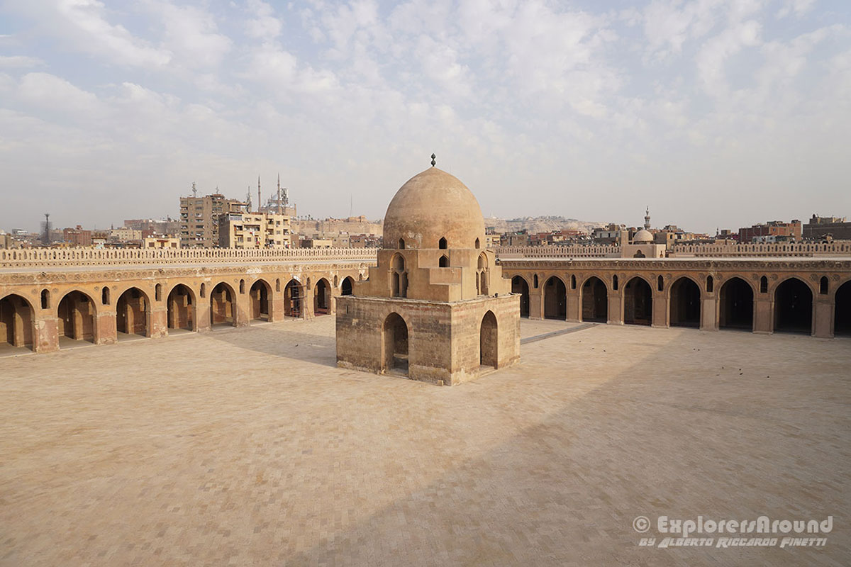 La mosche di Ibn Tulun ripresa dall'alto nella città del Cairo in Egitto explorers around