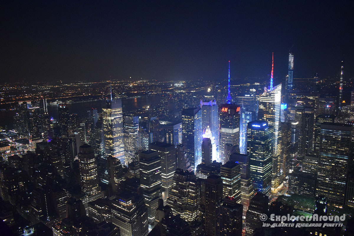vista di New York city di notte dall'alto dalla Trump Tower con vista sull'Empire State Building Explorers Around
