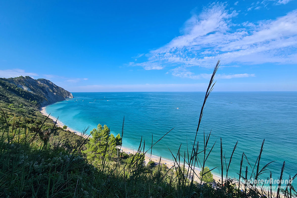 incantevole spiaggia di Mezzavalle sul Monte Conero Italia Explorers Around
