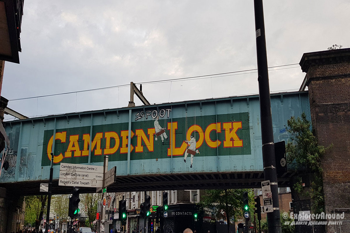 un graffito su un ponte della metropolitana di Londra annuncia l'ingresso nel quartiere di Camden Town Londra Regno Unito Explorers Around