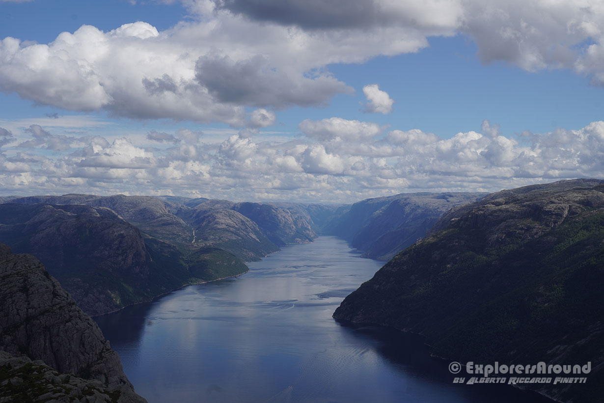 vista sul fiordo Lysefjord sul percorso per il Preikestolen in Norvegia explorers around