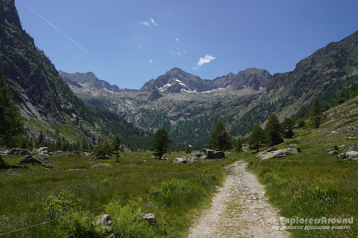 La vallata e le montagne che circondano il sentiero verso il rifugio Valasco e Lago Valscura Cuneo Explorers Around