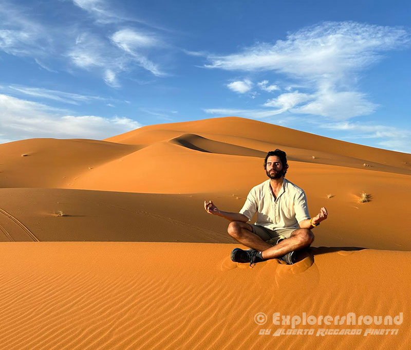 Vista panoramica delle dune di sabbia del Deserto del Sahara con cielo sereno a Merzouga Marocco con Alberto Riccardo Finetti fondatore di Explorers Around