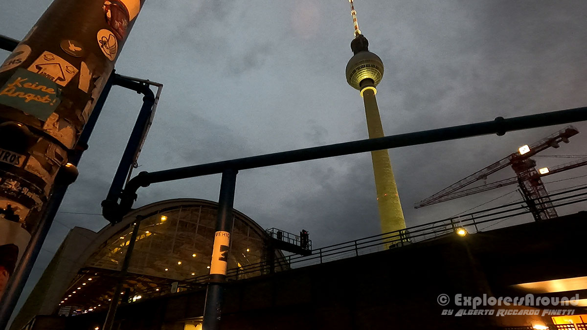 esplorando Alexanderplatz piazza Alexander di notte a Berlino con i caratteristici tubi per drenare l'acqua di Berlino e la torre della televisione Germania Explorers Around