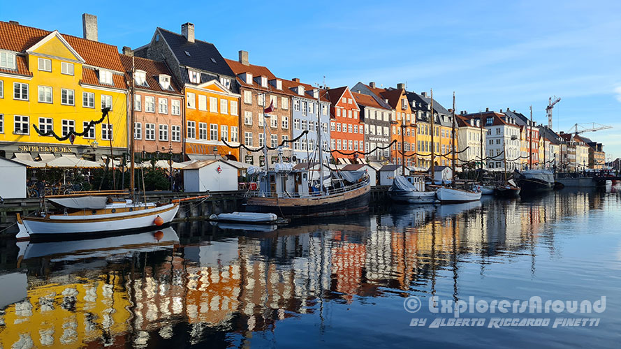 il meraviglioso canale di nyhavn con le stupende case colorate, quartiere dell'intrattenimento, a copenaghen danimarca explorers around