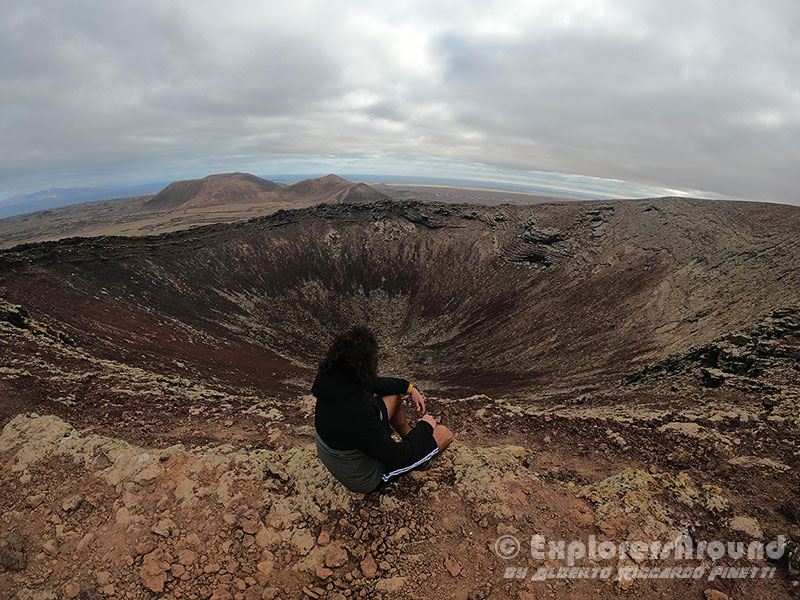 in cima alla caldera del vulcano calderon hondo a fuerteventura isole canarie spagna Explorers Around  