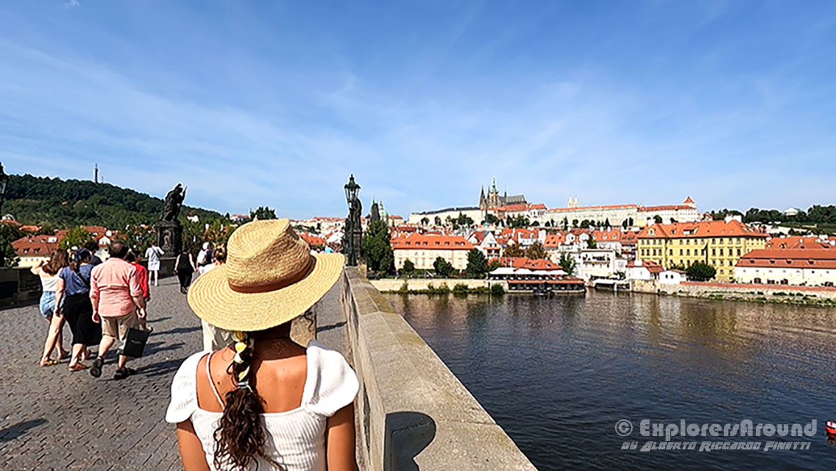 passeggiando sul ponte Carlo di Praga con all'orizzonte la città vecchia Praga Repubblica Ceca Explorers Around